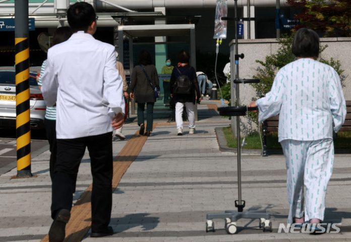 [서울=뉴시스] 이영환 기자 = 9일 서울의 한 대학병원에서 의료진과 환자들이 이동하고 있다. 2024.05.09. 20hwan@newsis.com