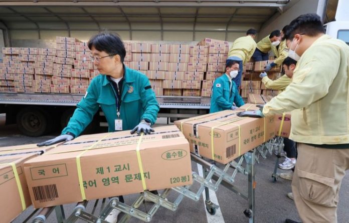 지난 12일 인천시 한 창고 앞에서 인천시교육청 관계자들이 2025학년도 대학수학능력시험 문답지를 옮기고 있다. 연합뉴스
