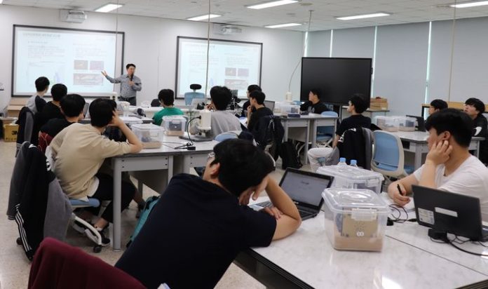 [진주=뉴시스]경남과학교육원, 큐브 위성 개발 교육. *재판매 및 DB 금지