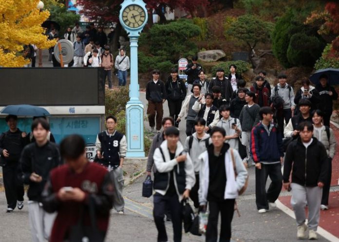 2025학년도 대학수학능력시험이 치러진 지난 14일 오후 서울 종로구 경복고등학교에서 시험을 마친 수험생들이 시험장을 나서고 있다. 연합뉴스